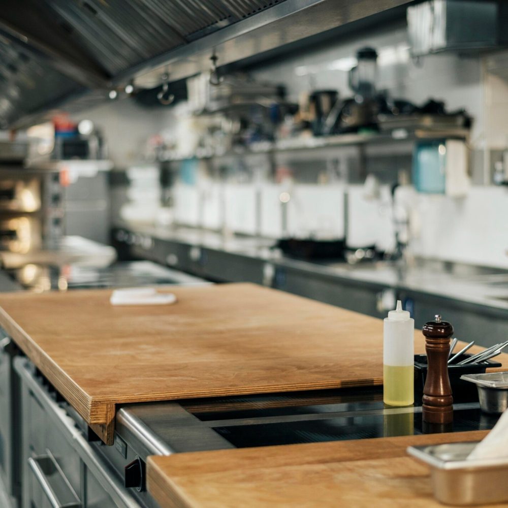 vista-frontale-della-cucina-professionale_23-2148763122